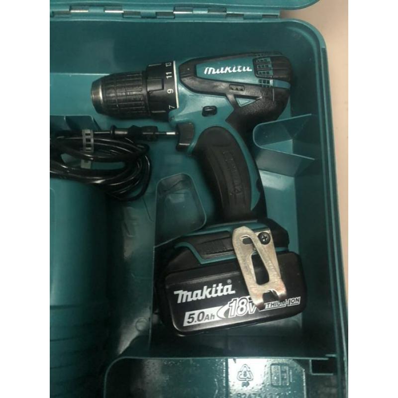 Makita schroefboormachine met werklamp en lader in kist