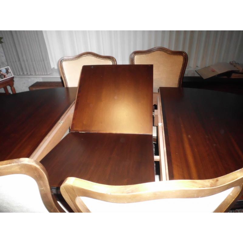 Eettafel met stoelen