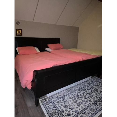 180 cm donkerbruin, houten bed
