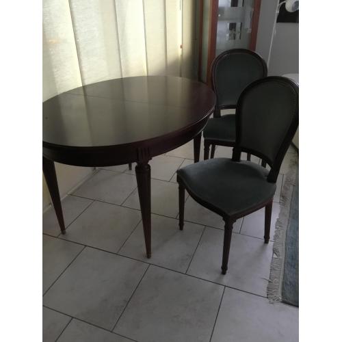 Mahoniekleurige ovalen tafel 130x100 cm, met 4 bijhorende stoelen