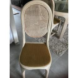 Ronde rotantafel met bijhorende stoelen