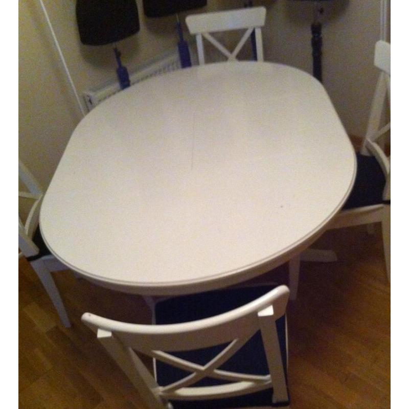 Liatorp vitrinekast, buffetkast, tafel en 4 stoelen