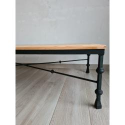 Massief houten salontafel met metalen onderstel