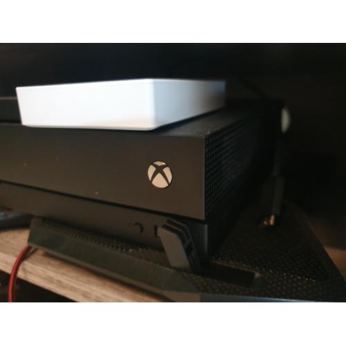 Xbox one x 1TB   1 controller   2 externe hdd&#039;s   17 games