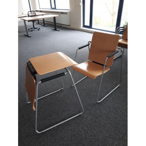 Stoelen voor seminar ruimte tot tafel omvormbaar