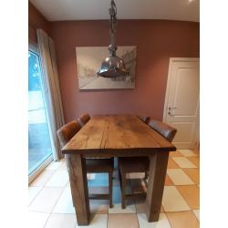 Massief hoge houten eettafel met 4 hoge stoelen