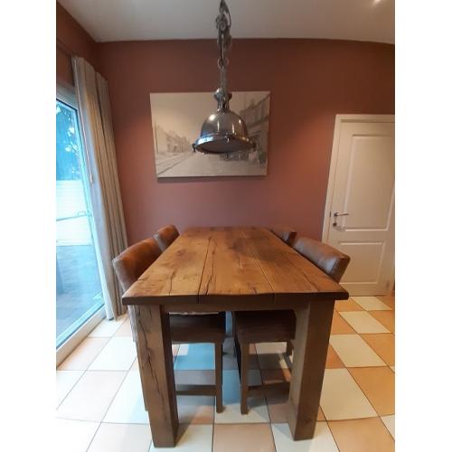 Massief hoge houten eettafel met 4 hoge stoelen