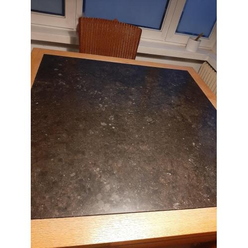 Mooie tafelset van Vincent Sheppard met massief granieten blad en 4 rotanstoelen