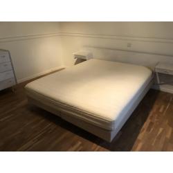 Bed en matras en commode