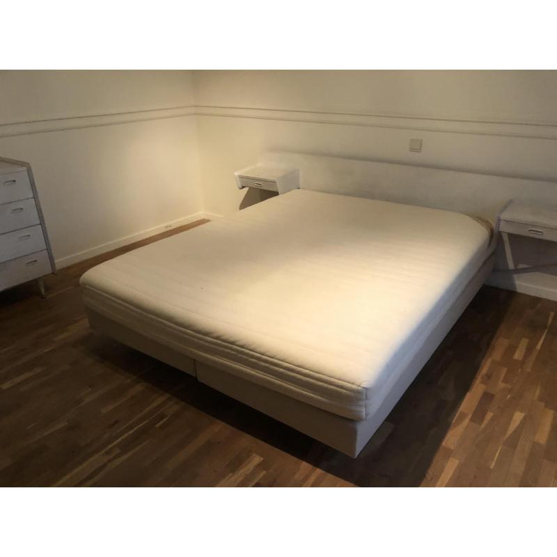 Bed en matras en commode