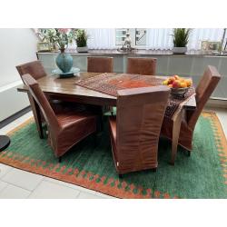 6 stoelen van 100% leder met notenhouten eettafel