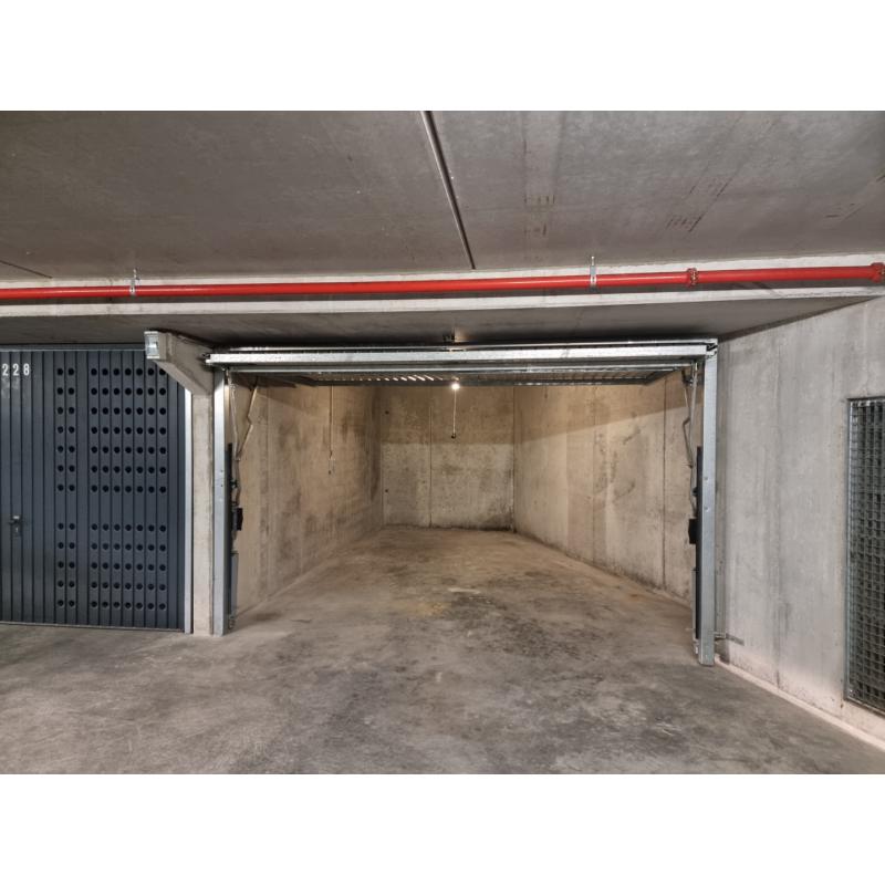 Ruime overdekte garagebox met makkelijke inrit te Knokke