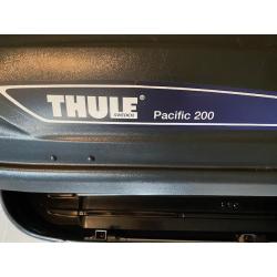 Dakkoffer Thule Pacific 200 met dakdragers Thule en tweede set van Volvo