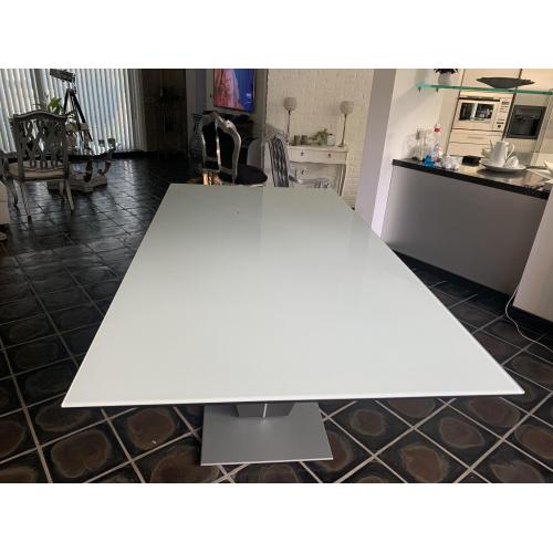 Mooie glazen eettafel met melkglas