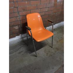 Vintage oranje kuipstoelen