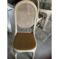 Ronde rotantafel met bijhorende stoelen