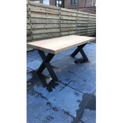 Gerenoveerde eiken tafel met volledig nieuw onderstel