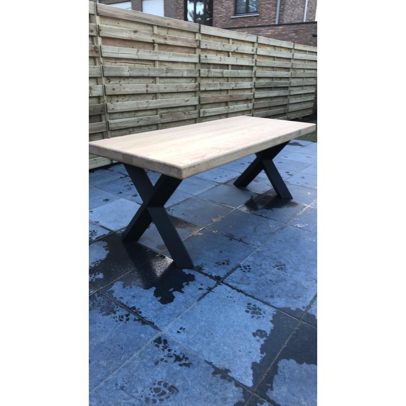 Gerenoveerde eiken tafel met volledig nieuw onderstel