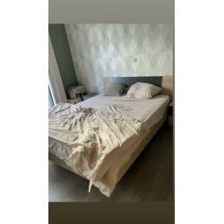 bed met lattenbodem en matras  2 nachtkastjes te koop