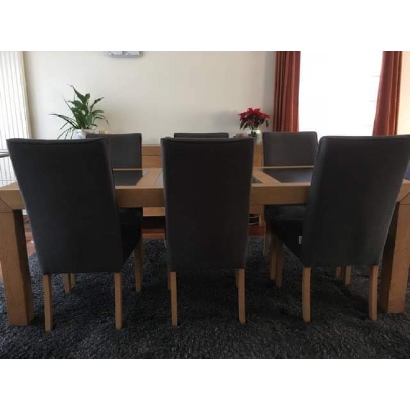 Eiken tafel met 6 stoffen stoelen