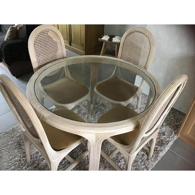 Ronde rotantafel met bijhorende stoelen