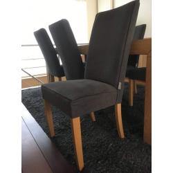 Eiken tafel met 6 stoffen stoelen