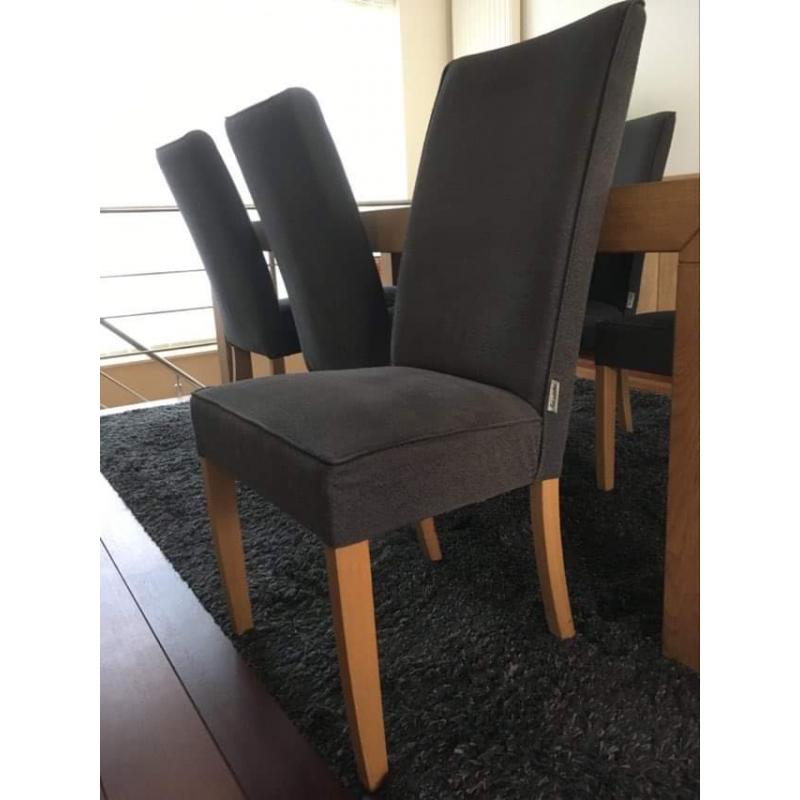 Eiken tafel met 6 stoffen stoelen