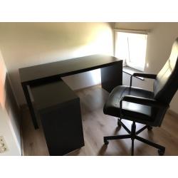 Donker bruine bureau met zwart bureaustoel