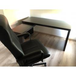 Donker bruine bureau met zwart bureaustoel