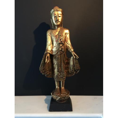 Staande boeddha beeld