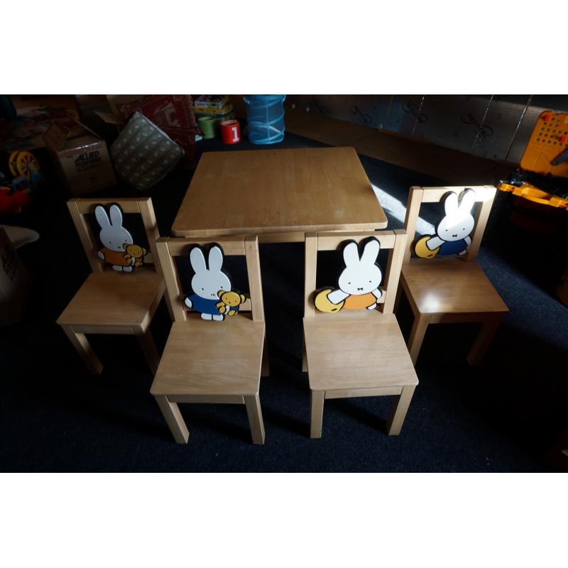 Massief houten kindertafel en 4 stoelen met Nijntje