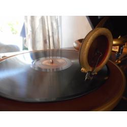 His masters voice 78 RPM Platenspeler in kast