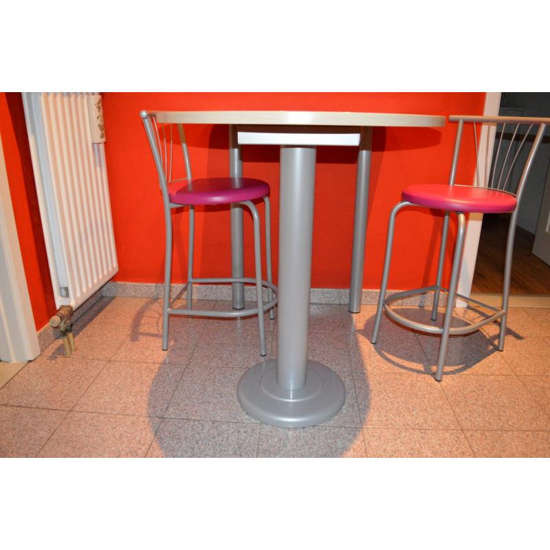 Tafel   2 stoelen