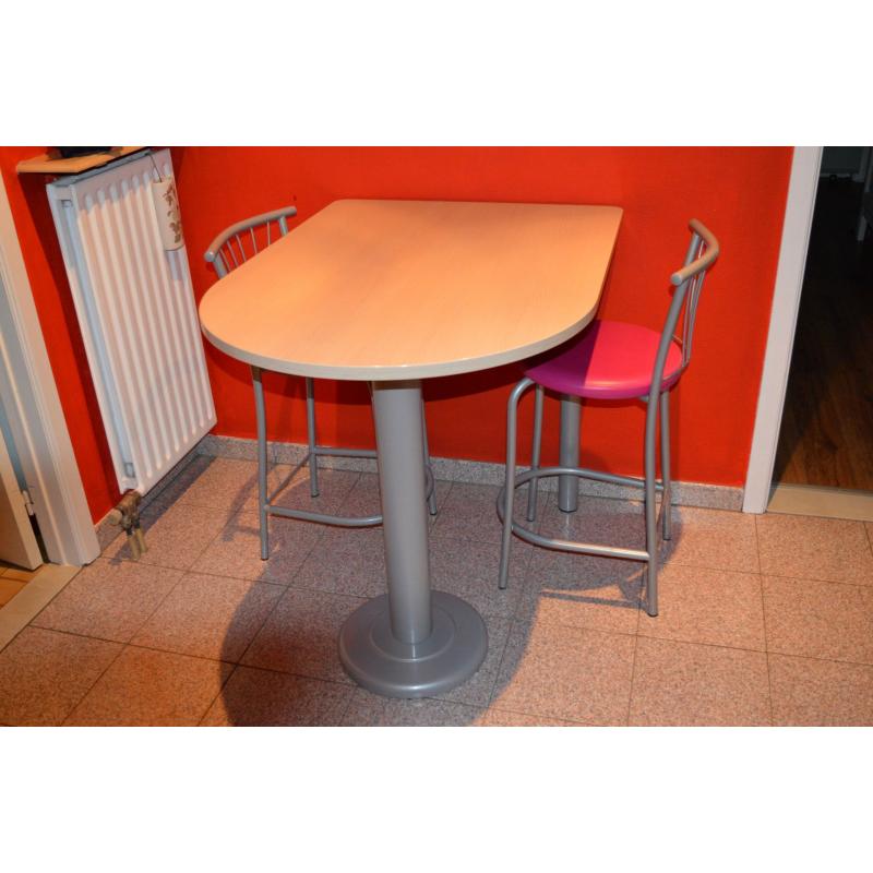 Tafel   2 stoelen