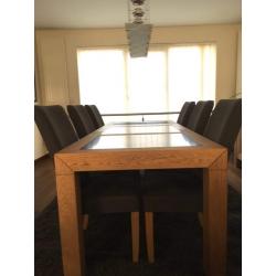 Eiken tafel met 6 stoffen stoelen