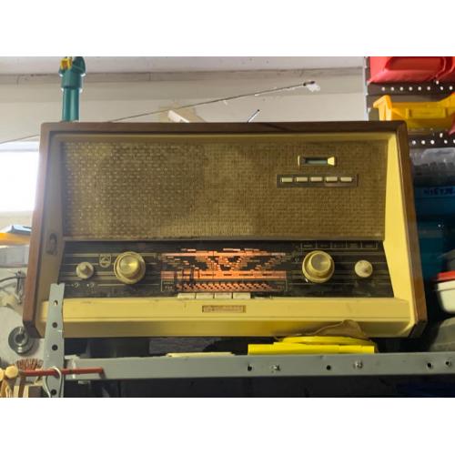 zeer oude radio met lampen merk philips