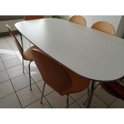 eettafel met stoelen