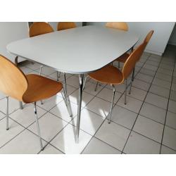 eettafel met stoelen