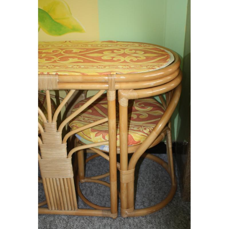 Compacte ontbijttafel met stoelen