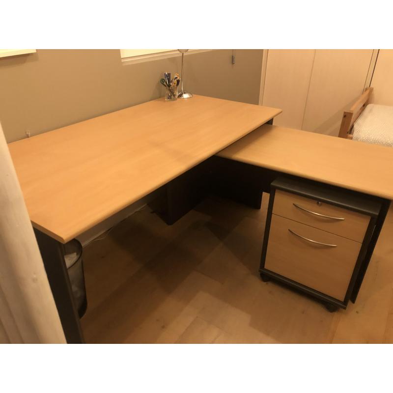 bureau met computertafel en ladenblok