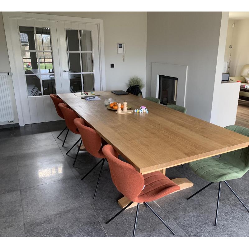 Massief eiken kast en tafel te koop wegen verhuis