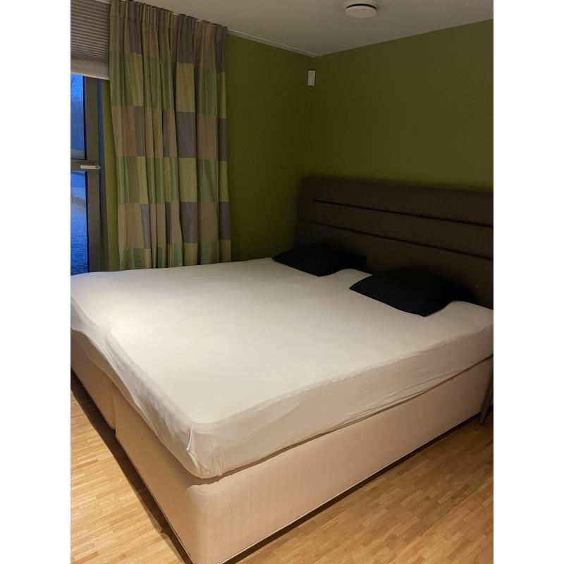 Bed 200x220, inclusief hoofdeinde, matras en kofferbak voor bedeinde