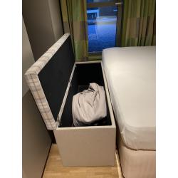 Bed 200x220, inclusief hoofdeinde, matras en kofferbak voor bedeinde