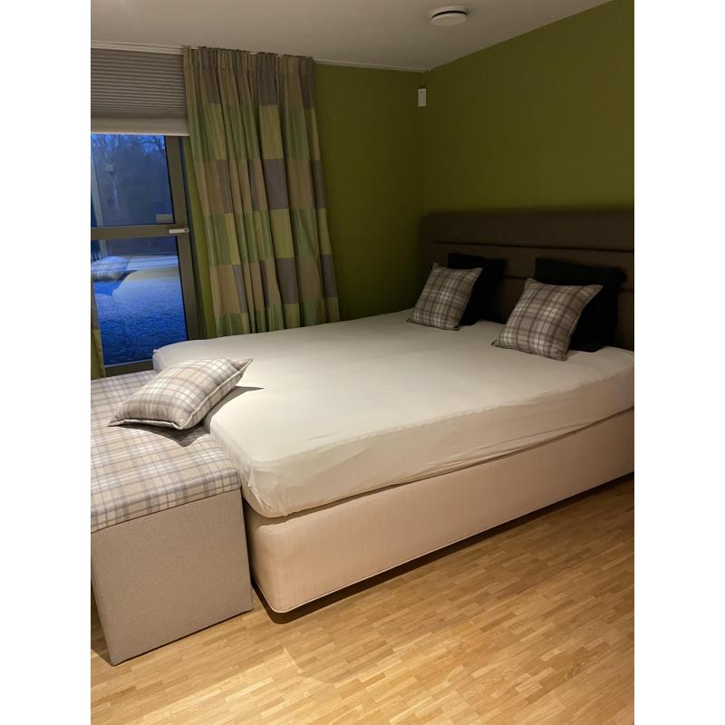 Bed 200x220, inclusief hoofdeinde, matras en kofferbak voor bedeinde