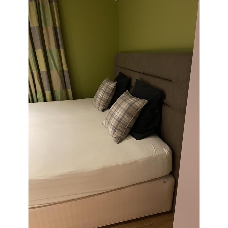 Bed 200x220, inclusief hoofdeinde, matras en kofferbak voor bedeinde