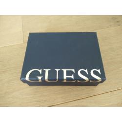 Nieuwe portefeuille van het merk Guess