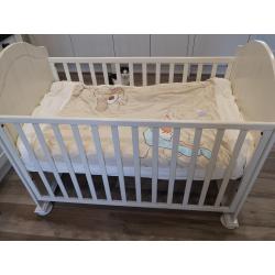 Witte massief houten babykamer