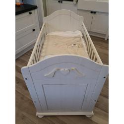 Witte massief houten babykamer