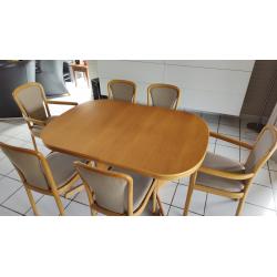 eettafel en 6 bijpassende stoelen