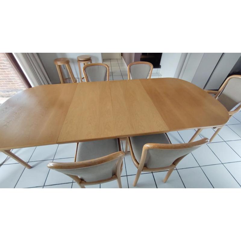 eettafel en 6 bijpassende stoelen